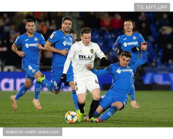 暖心一幕:赫塔菲球迷向对手门将致意,纪念其逝世亲人