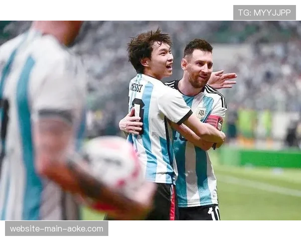 暖心一幕：球迷冲入场内拥抱偶像，被安保带离时获球员安慰